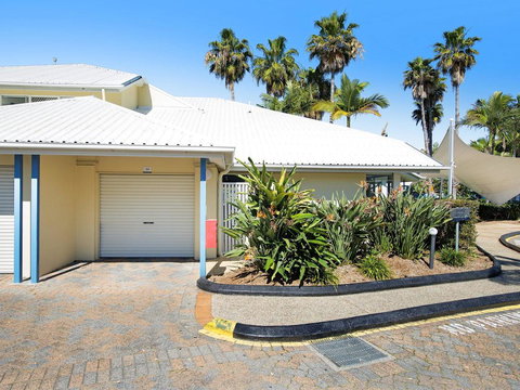 Diamond Beach 3 Bedroom Poolside Apartment - Taree Accommodation 2