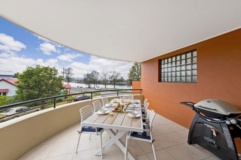Dolphin Cove - Apt 5 - Taree Accommodation 0