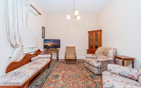 Eliza 1875 Red Brick Duplex Townhouse - Taree Accommodation 2
