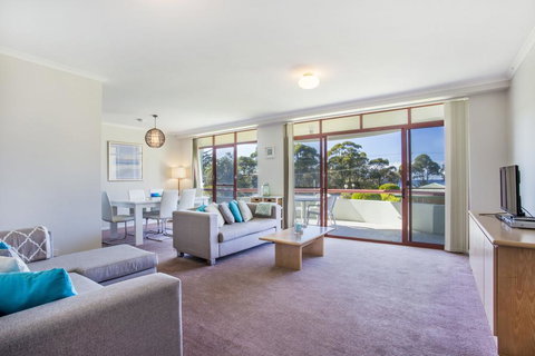 Fathoms 8 - Mollymook - Taree Accommodation 3