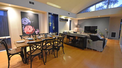 FLORENCE HOUSE Sundrenched Luxury With Pool & Deck - Taree Accommodation 3