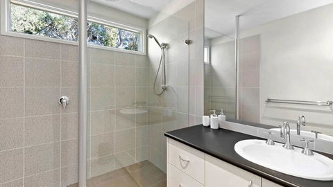 FLORENCE HOUSE Sundrenched Luxury With Pool & Deck - Taree Accommodation 1