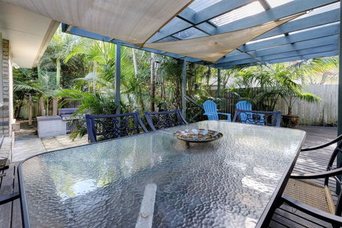 FRANGIPANI BEACH HOUSE - PET FRIENDLY 22 Belbourie Cres Boomerang Beach - Taree Accommodation 2
