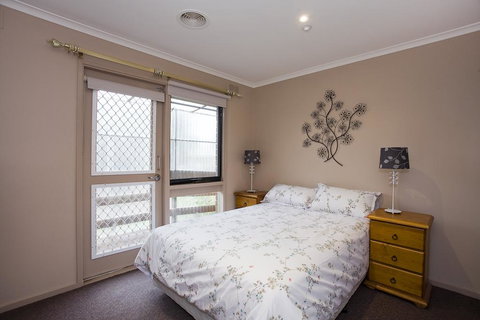 Geelong Holiday Home - Taree Accommodation 3
