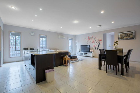 Gorgeous 4BR Home In Point Cook - Taree Accommodation 3