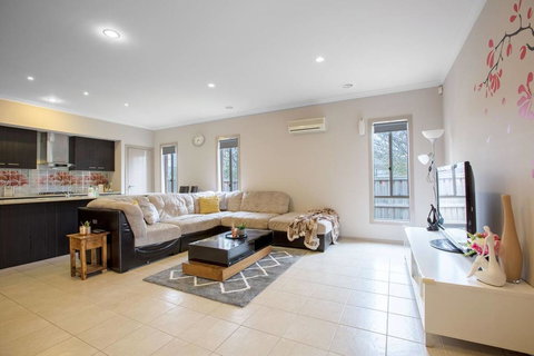 Gorgeous 4BR Home In Point Cook - Taree Accommodation 1