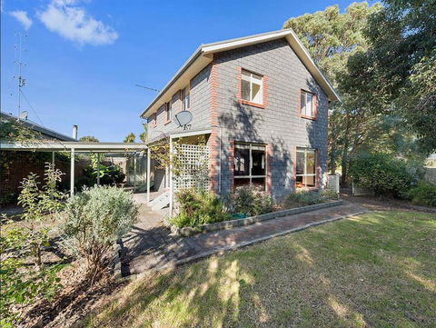 GUMS & ROSES - Family Home In The Heart Of Town. - Taree Accommodation 1