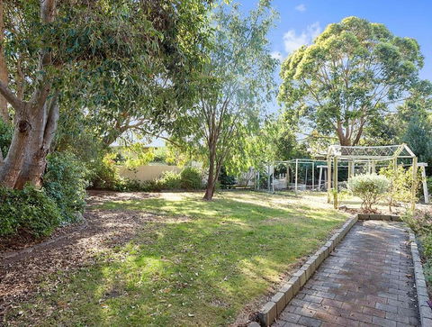 GUMS & ROSES - Family Home In The Heart Of Town. - Taree Accommodation 2