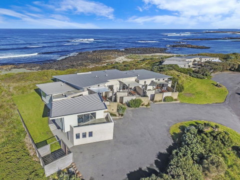 HEARN'S BEACHSIDE VILLA 9 - Taree Accommodation 0