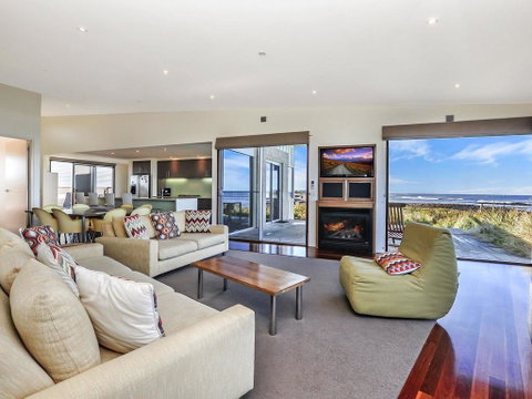 HEARN'S BEACHSIDE VILLA 9 - Taree Accommodation 2