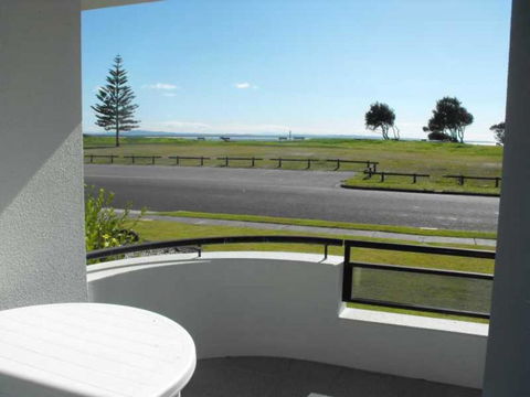 Hi Surf Unit 2, 92 Head Street, Forster - Taree Accommodation 0