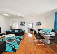 Hidden Gem in Cafe Strip Chadstone  King Bed - Taree Accommodation