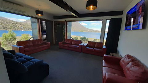 Hobart Waterfront Luxury Retreat - Taree Accommodation 3