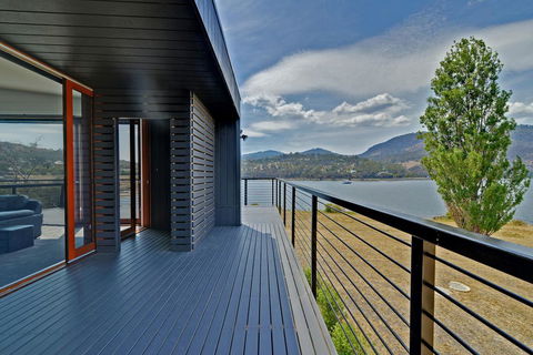 Hobart Waterfront Luxury Retreat - Taree Accommodation 0