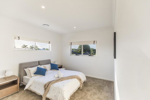 HomePlus -Fabulous Waterfront Dream Holiday House - Taree Accommodation 3
