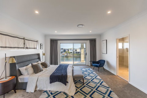 HomePlus -Fabulous Waterfront Dream Holiday House - Taree Accommodation 1