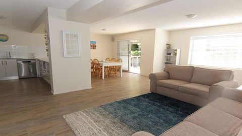 Kanandah 5 - By The Lake! - Taree Accommodation 1