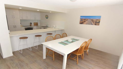 Kanandah 5 - By The Lake! - Taree Accommodation 2
