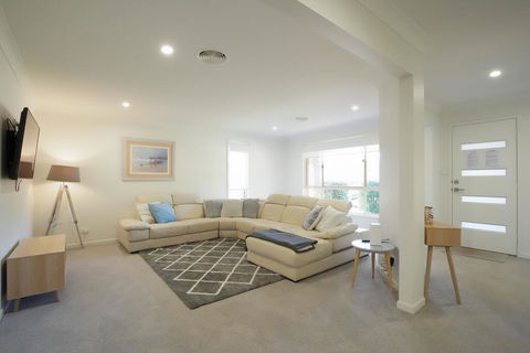 Kentia Drive 28 - Taree Accommodation 1