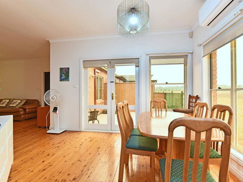 King III - You Can Honestly Walk To Bimbadgen And Hope Estate Concerts - Taree Accommodation 1