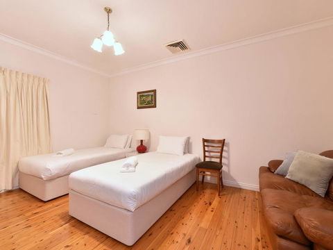 King III - You Can Honestly Walk To Bimbadgen And Hope Estate Concerts - Taree Accommodation 3
