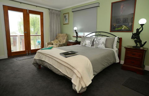 Kinsellas Water Views - Taree Accommodation 2