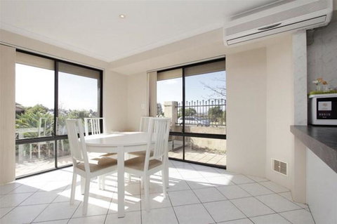 Lakeside Fun House Near The Swan Valley - Taree Accommodation 0