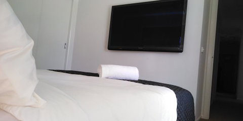 Lakeside Retreat & Business - Taree Accommodation 1