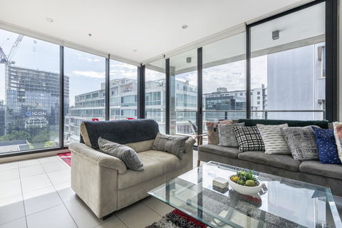 LIGHT, AIRY, SPACIOUS QUEENS ROAD APARTMENT - Taree Accommodation 0