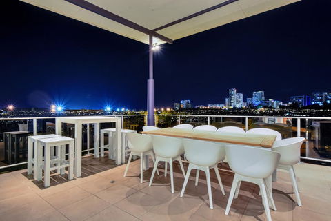 Luxury Darwin City Lights Jacuzzi Central Location Large House New Furnishings - Taree Accommodation 0
