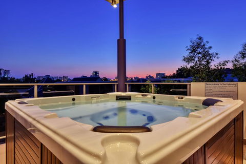 Luxury Darwin City Lights Jacuzzi Central Location Large House New Furnishings - Taree Accommodation 3