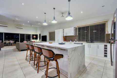 Luxury Darwin City Lights Jacuzzi Central Location Large House New Furnishings - Taree Accommodation 2