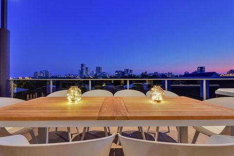 Luxury Darwin City Lights Jacuzzi Central Location Large House New Furnishings - Taree Accommodation 1