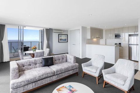 Meriton Suites Broadbeach - Taree Accommodation 3