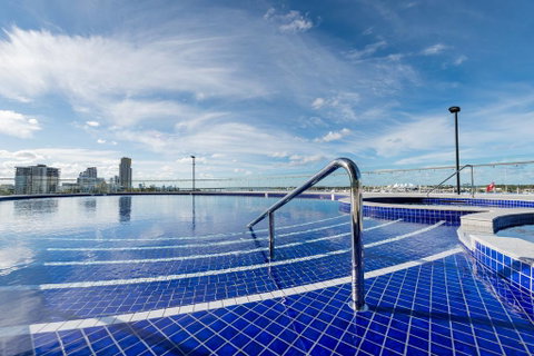 Meriton Suites Southport - Taree Accommodation 2