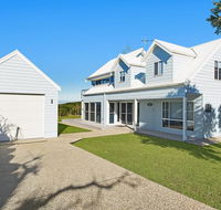 Middle Rock Beach House - Beach Front Lake Cathie - Taree Accommodation
