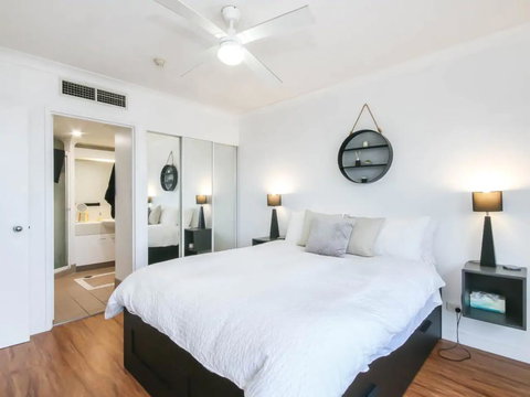 Modern 2 Bedroom River View Apartment In Docklands - Taree Accommodation 2