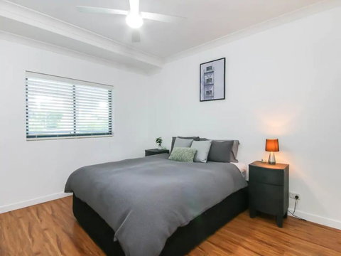 Modern 2 Bedroom River View Apartment In Docklands - Taree Accommodation 3