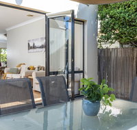 MOMENTS FROM BRADDON  ANU SPACIOUS and RELAXED - Taree Accommodation