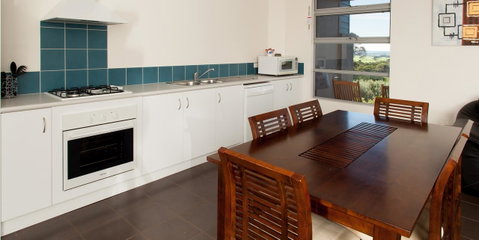Cosy Corner Sea View Apartments - Taree Accommodation 12