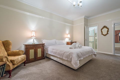 Serpentine Rose - Taree Accommodation 3