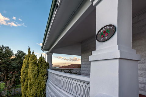 Serpentine Rose - Taree Accommodation 0