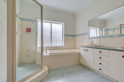 Serpentine Rose - Taree Accommodation 12