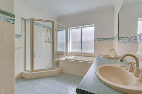Serpentine Rose - Taree Accommodation 14