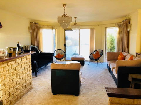 LA ANCHOR ON THE CANALS (MANDURAH) - Taree Accommodation 1