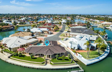 LA ANCHOR ON THE CANALS (MANDURAH) - Taree Accommodation 0