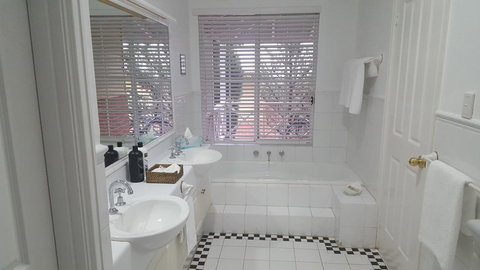 Two Sisters Chalets - Taree Accommodation 36