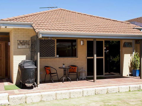 Garden Studio - Taree Accommodation 0