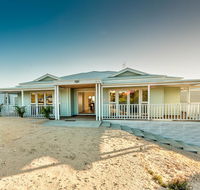 Blue Sky Escapes The Lookout Lancelin - Taree Accommodation
