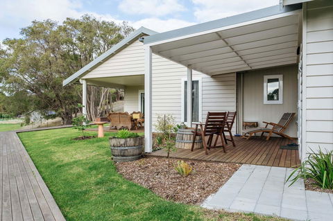 Stablebase - Taree Accommodation 0